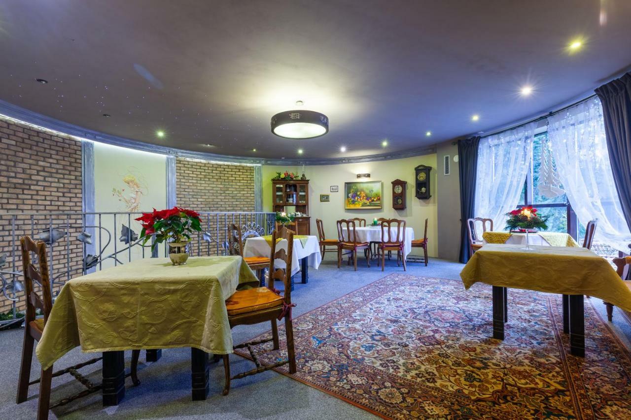 Poziomka Hotel Kujan Ngoại thất bức ảnh
