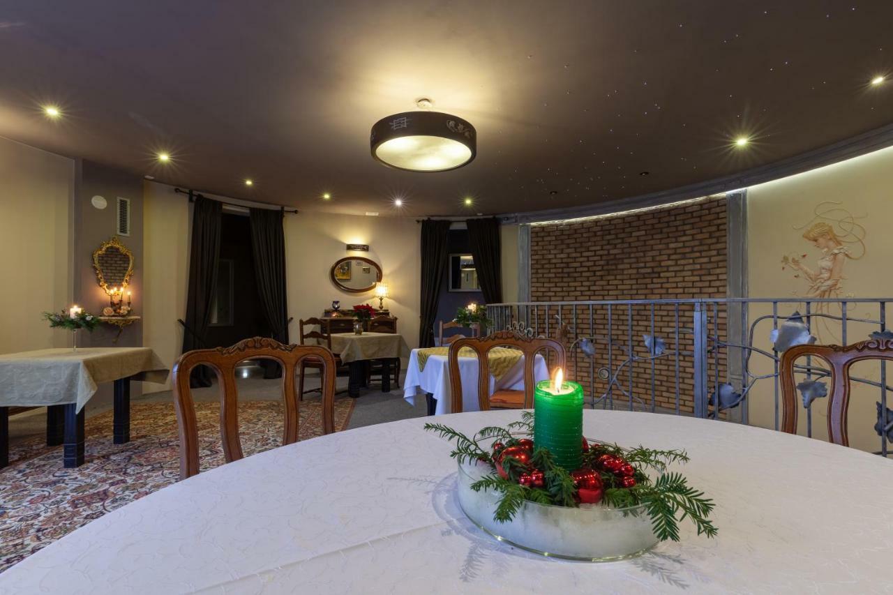 Poziomka Hotel Kujan Ngoại thất bức ảnh
