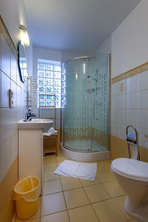 Poziomka Hotel Kujan Ngoại thất bức ảnh