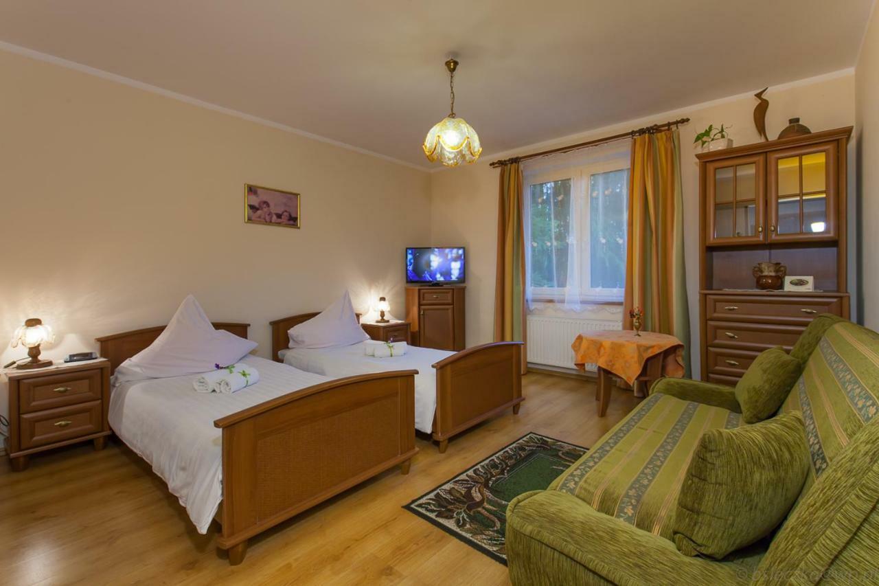 Poziomka Hotel Kujan Ngoại thất bức ảnh